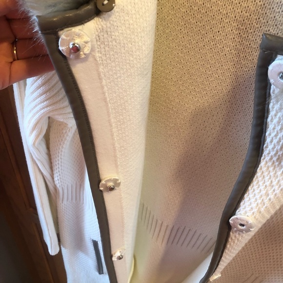 LIKE NEW! Chico’s White Long Button Sweater/Jacket w/Faux Fur Neck-Womens Medium - Picture 6 of 14